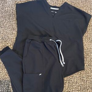 Black fabletics is scrub set